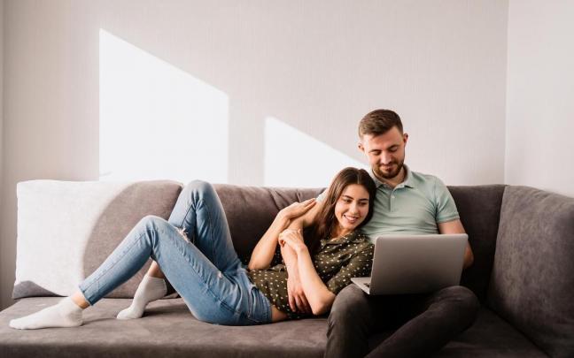 Una pareja en actitud relajada en su casa.