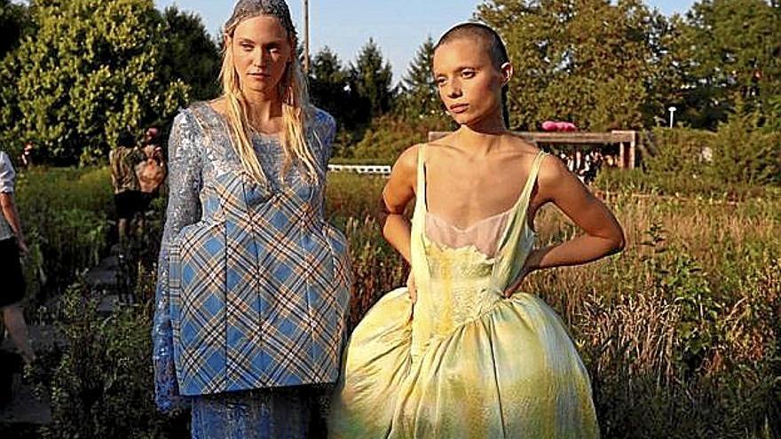 Dos diseños con miriñaque.