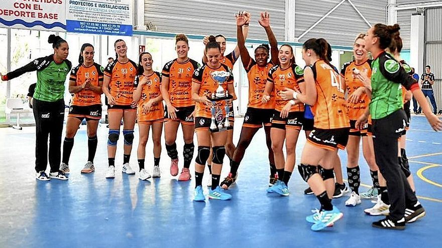 Las jugadoras del Bera Bera celebran, ayer, el título. | FOTO: @LLEPO