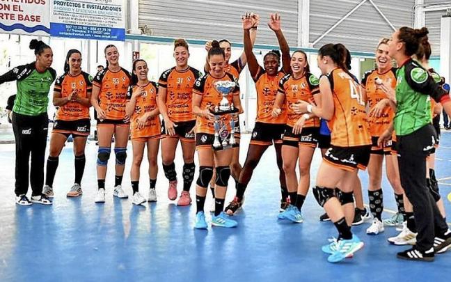 Las jugadoras del Bera Bera celebran, ayer, el título. | FOTO: @LLEPO