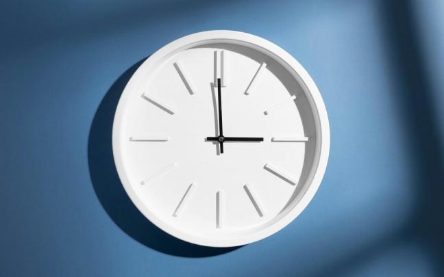 Reloj marcando las tres. Habrá que retrasar una hora, hasta las dos.