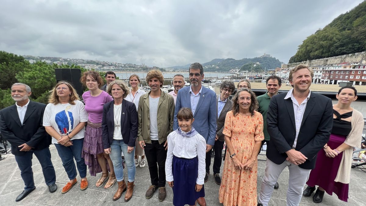 Los concejales donostiarras, tras la ofrenda floral por las víctimas de 1813