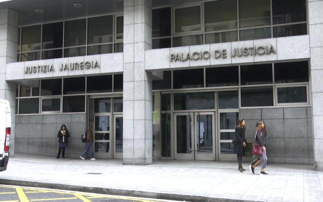 El paro siendo secundado en Araba por el 70%, en Bizkaia ha sido respaldado por el 60% y en Gipuzkoa por más del 30%. El paro siendo secundado en Araba por el 70%, en Bizkaia ha sido respaldado por el 60% y en Gipuzkoa por más del 30%.