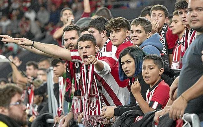 La afición del Athletic vibró con el juego de su equipo en una gran noche de fútbol. La afición del Athletic vibró con el juego de su equipo en una gran noche de fútbol.