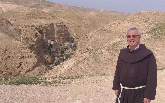 Juan Mari Iturria en el desierto de Judea, al este de Jerusalén, que desciende hasta el mar Muerto. Juan Mari Iturria en el desierto de Judea, al este de Jerusalén, que desciende hasta el mar Muerto.