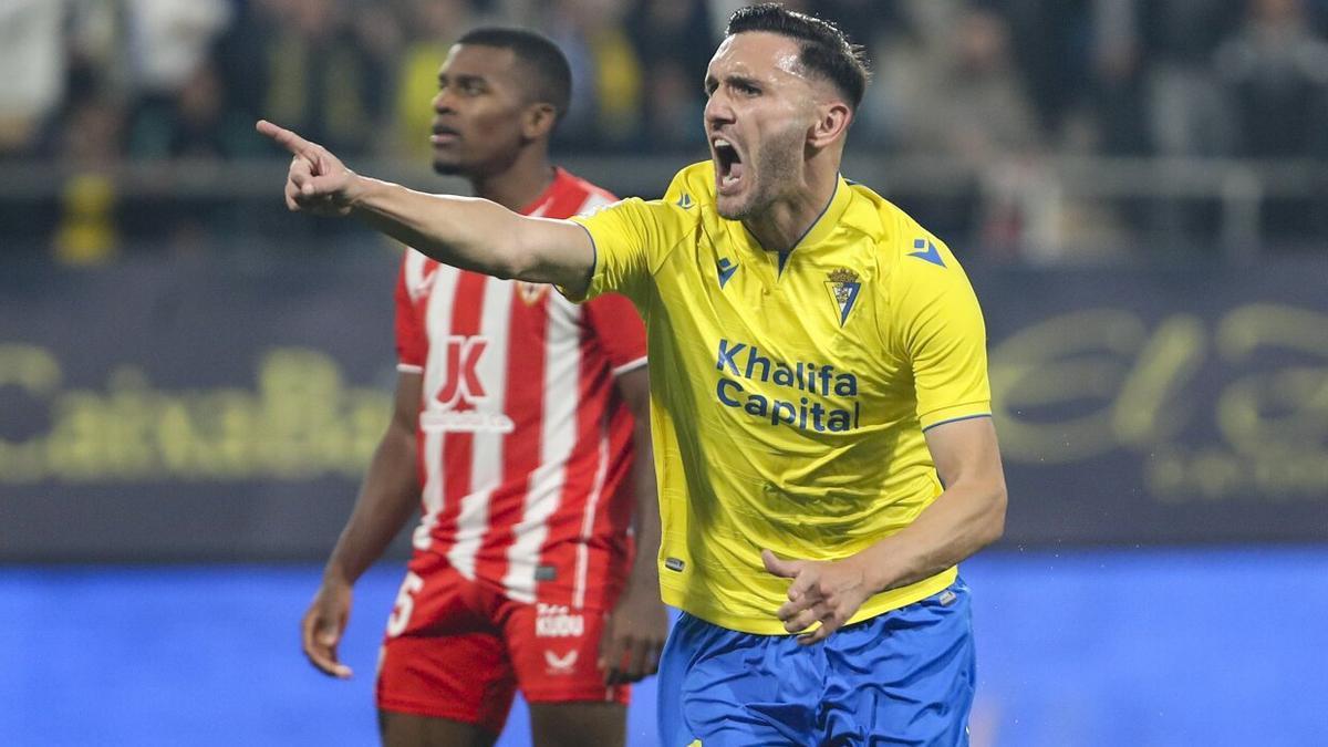 El delantero del Cádiz Lucas Pérez celebra tras marcar ante el Almería, durante el partido de Liga en Primera División disputado este pasado viernes en el estadio Nuevo Mirandilla, en Cádiz