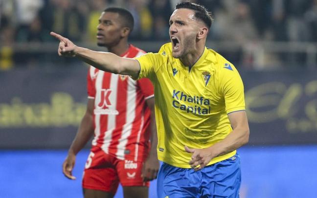 El delantero del Cádiz Lucas Pérez celebra tras marcar ante el Almería, durante el partido de Liga en Primera División disputado este pasado viernes en el estadio Nuevo Mirandilla, en Cádiz El delantero del Cádiz Lucas Pérez celebra tras marcar ante el Almería, durante el partido de Liga en Primera División disputado este pasado viernes en el estadio Nuevo Mirandilla, en Cádiz