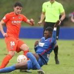 El ghan&eacute;s Kwasi Sibo, jugador del Amorebieta, intenta frenar un avance del realista Gorrotxategi en el partido del domingo.