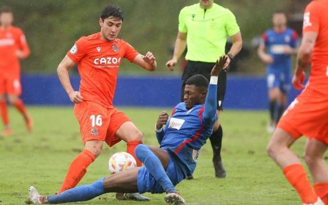 El ghanés Kwasi Sibo, jugador del Amorebieta, intenta frenar un avance del realista Gorrotxategi en el partido del domingo.