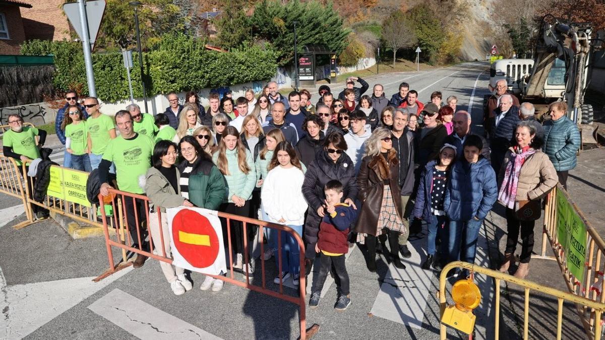 Protesta de los vecinos de Martiket, el domingo junto a la vía cortada.