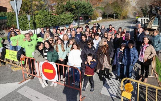 Protesta de los vecinos de Martiket, el domingo junto a la vía cortada. Protesta de los vecinos de Martiket, el domingo junto a la vía cortada.