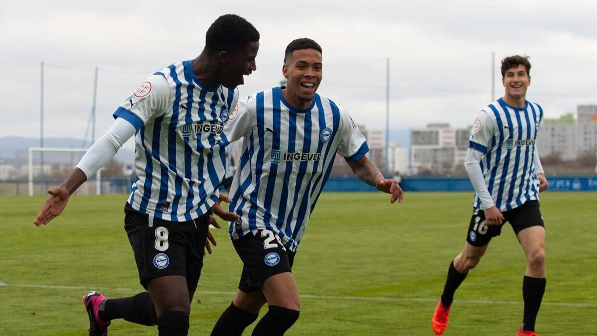 Selu Diallo celebra, junto a José De León, su gol en el último enfrentamiento entre el ‘Miniglorias’ y el Brea en Ibaia.