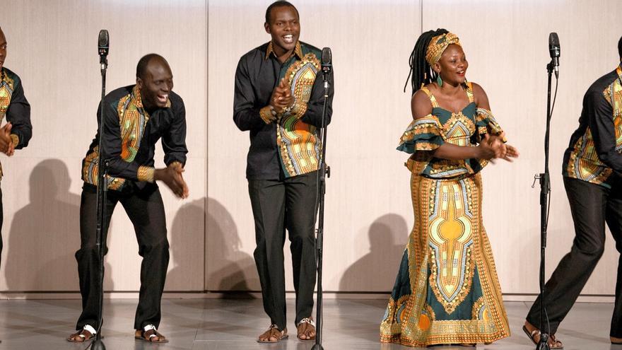 Derrik Ssenteza, Joshua Kimeze, Morris Kamoga y Louis Mayanja junto a la contralto y mezzo soprano Harriet Naabbale, el quinteto Aba Taano en plena actuación.