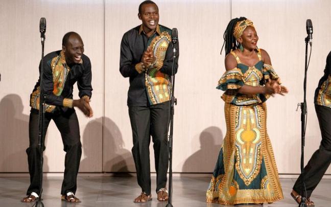 Derrik Ssenteza, Joshua Kimeze, Morris Kamoga y Louis Mayanja junto a la contralto y mezzo soprano Harriet Naabbale, el quinteto Aba Taano en plena actuación.