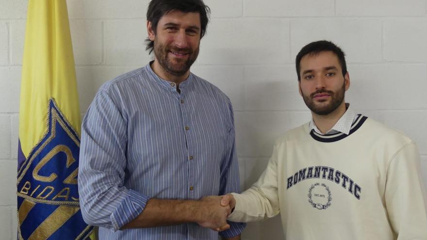 El presidente del Bidasoa, Gurutz Aginagalde, junto a Iñaki Cavero