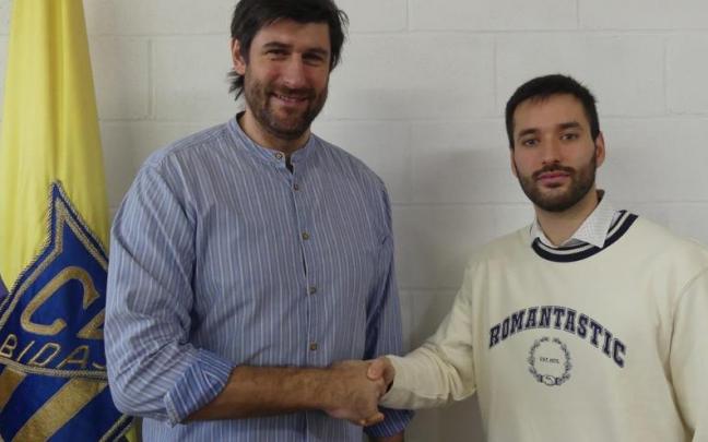El presidente del Bidasoa, Gurutz Aginagalde, junto a Iñaki Cavero