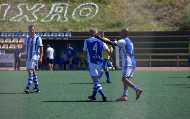 El equipo de veteranos de la Real durante un partido. El equipo de veteranos de la Real durante un partido.