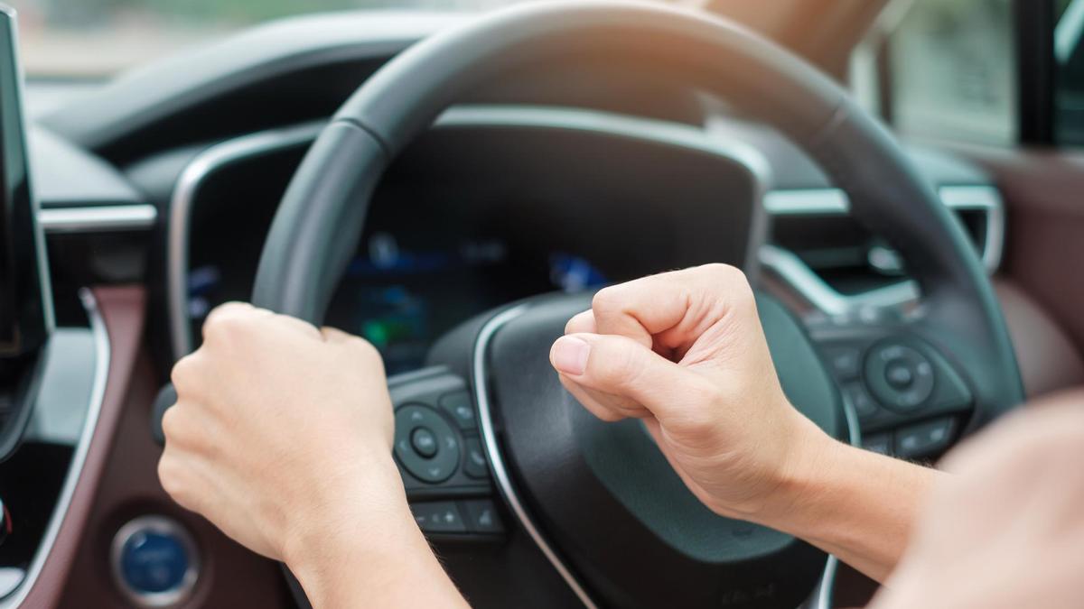 Un conductor toca el claxon.