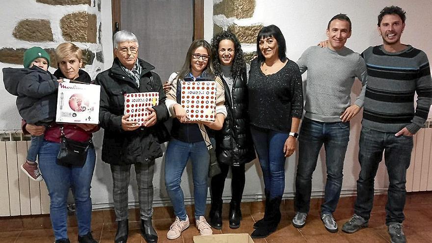 Las ganadoras del concurso de repostería, con los miembros del jurado y María Eugenia Barroso, de la organización.