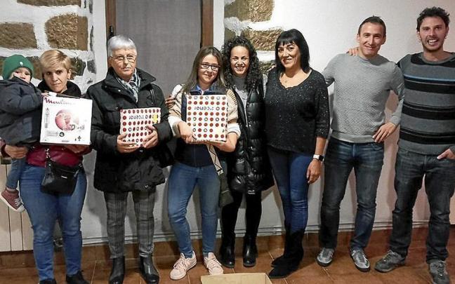Las ganadoras del concurso de repostería, con los miembros del jurado y María Eugenia Barroso, de la organización. Las ganadoras del concurso de repostería, con los miembros del jurado y María Eugenia Barroso, de la organización.