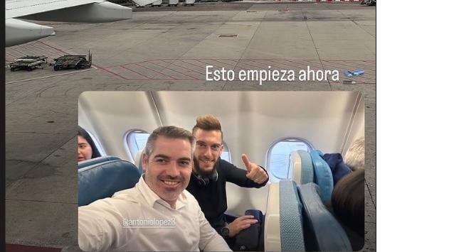 Roberto Torres, con Antonio López, en el avión