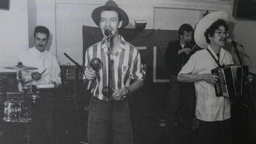 La banda en el Okendo (en diciembre de 1991) con Gari llevando la camiseta regalada por el entonces jugador del Athletic Club.