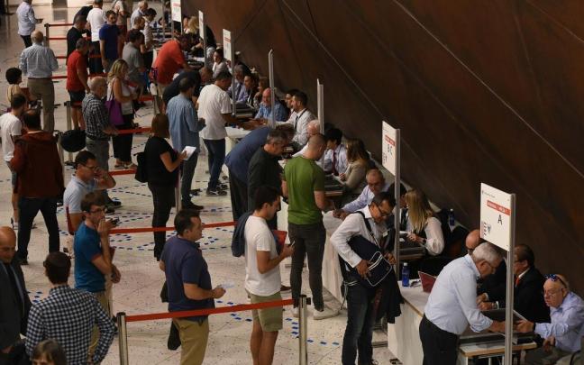 Los compromisarios hacen cola para acreditarse antes de la Asamblea.