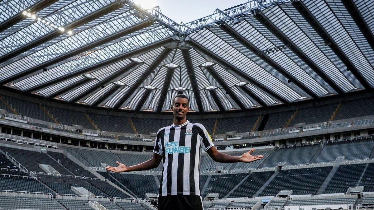 Isak, en su presentación con el Newcastle.