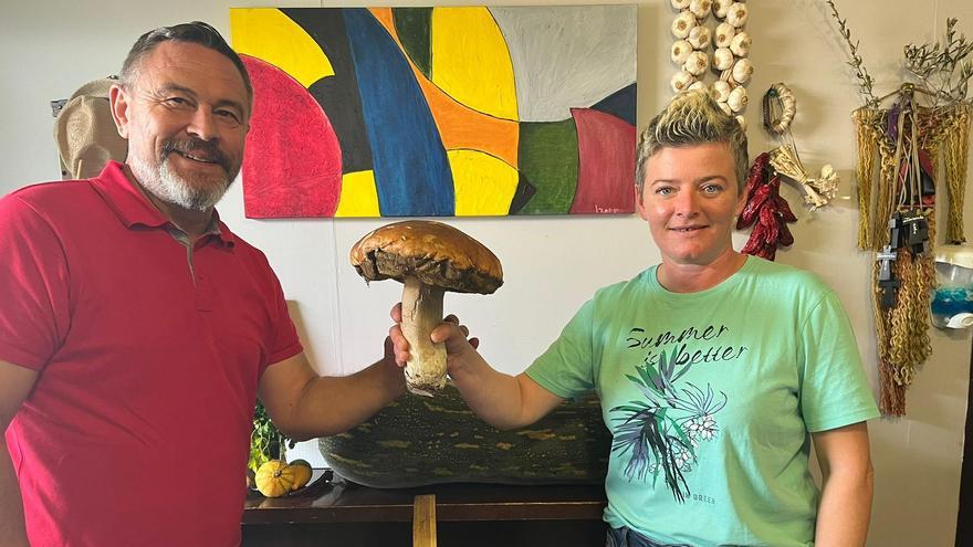 Costi y Catalina, en la cocina del bar con el gran ejemplar.