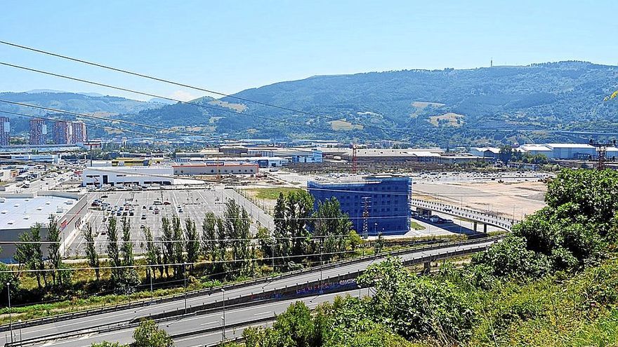 Vista del polígono Ibarzaharra de Sestao en plena construcción