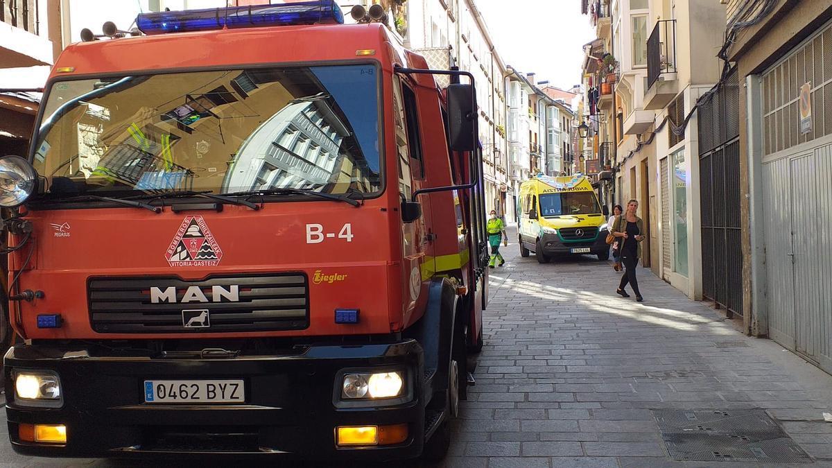 Dotación de bomberos en la calle Nueva Dentro de Vitoria.