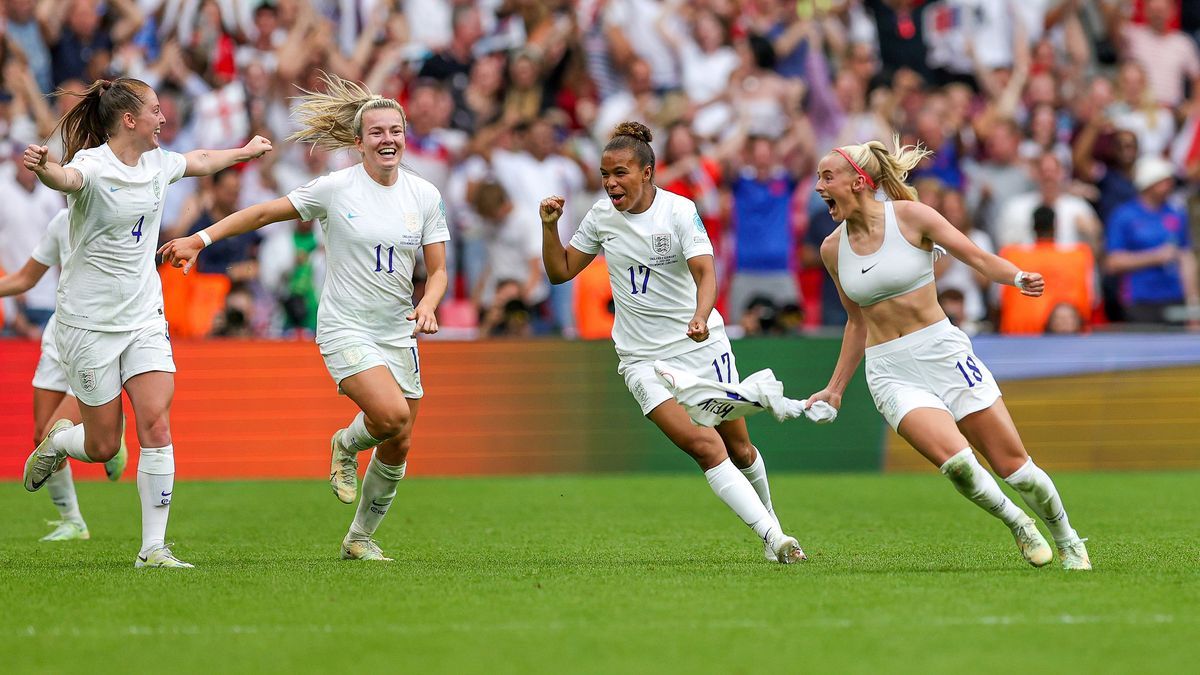 Chloe Kelly (nº18) de Inglaterra marca un gol y celebra 2-1 durante la final de la Eurocopa Femenina 2022.