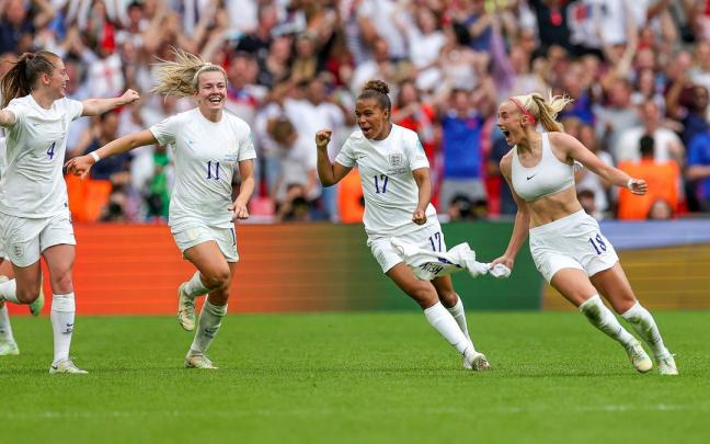 Chloe Kelly (n&ordm;18) de Inglaterra marca un gol y celebra 2-1 durante la final de la Eurocopa Femenina 2022.