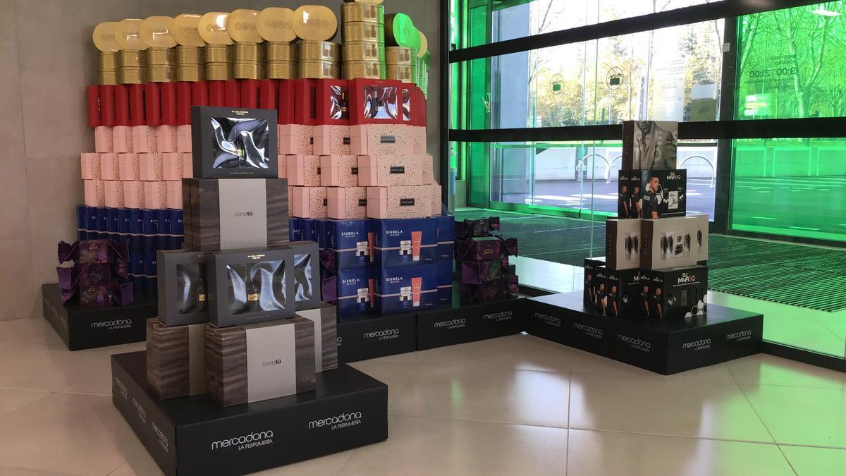 Exposición en la sección de perfumería del nuevo Mercadona en Zaramaga