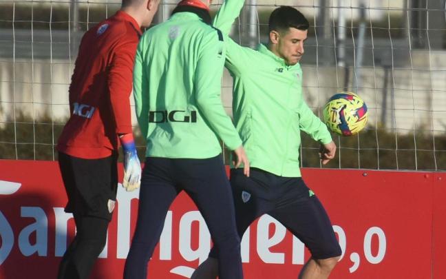 Yuri Berchiche controla un balón en el entrenamiento de este lunes Yuri Berchiche controla un balón en el entrenamiento de este lunes