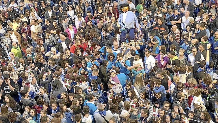 El segundo fin de semana de fiestas, s&aacute;bado d&iacute;a 23, los disfraces volver&aacute;n a adquirir protagonismo en la villa durangarra. | FOTO: K. DOYLE