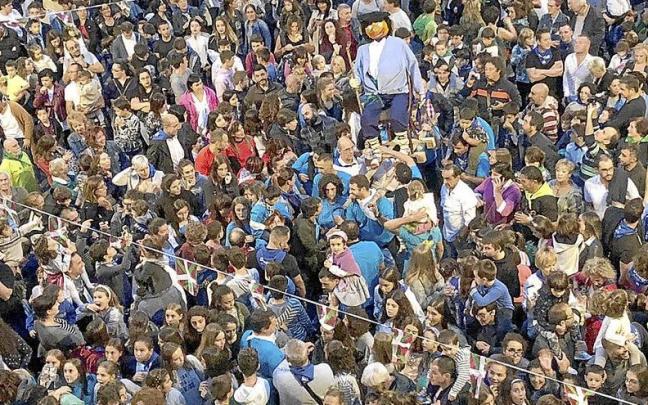 El segundo fin de semana de fiestas, s&aacute;bado d&iacute;a 23, los disfraces volver&aacute;n a adquirir protagonismo en la villa durangarra. | FOTO: K. DOYLE