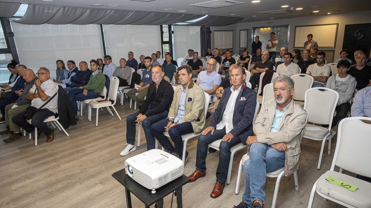 Los representantes de los clubes navarros en la Asamble General Ordinaria 2022.