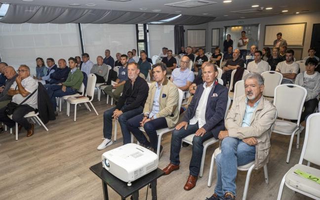 Los representantes de los clubes navarros en la Asamble General Ordinaria 2022.
