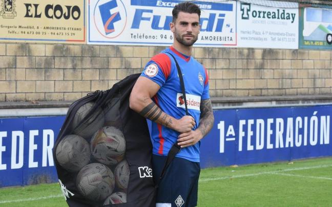 Eneko Jauregi posa sujetando una bolsa de balones tras el entrenamiento del Amorebieta.