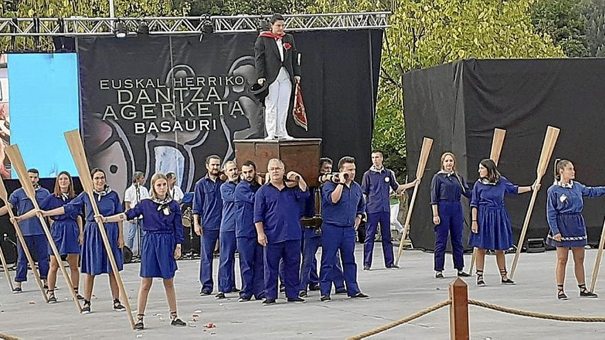 Ane Maruri, del grupo Etorkizuna de Lekeitio, fue ovacionada al interpretar la kaxarranka.