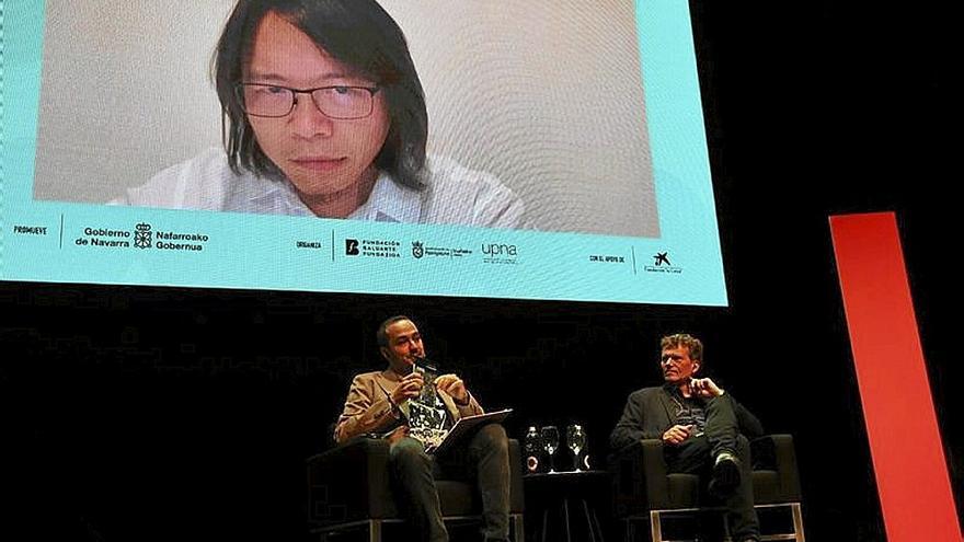 S. Sánchez Migallón, H. Rosa y Yuk Hui (por streaming). | FOTO: DIARIO DE NOTICIAS