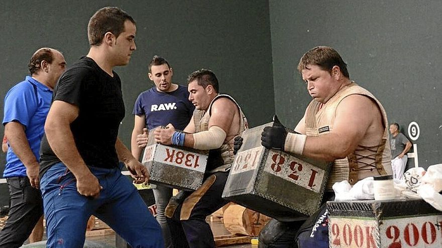Aimar Irigoien y Jon Unanue a ver quien levanta mas las piedras.