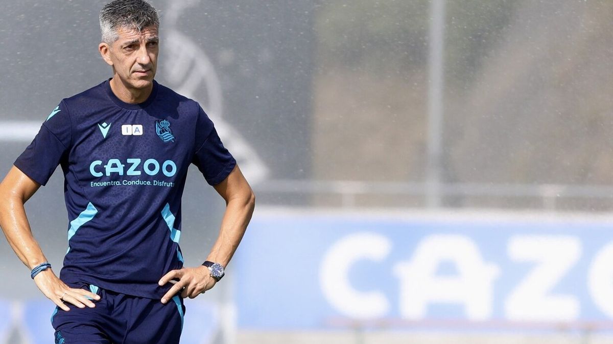 Imanol sigue las evoluciones de sus jugadores en el entrenamiento de la Real en Zubieta.