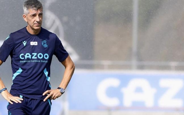 Imanol sigue las evoluciones de sus jugadores en el entrenamiento de la Real en Zubieta.