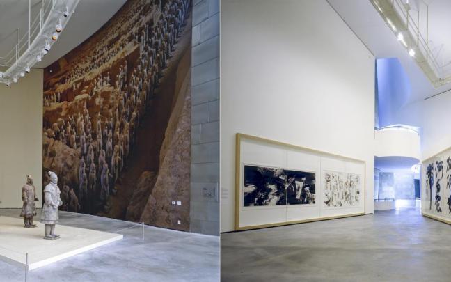 Vistas de la exposición, con el grupo de guerreros y el caballo de terracota como pieza clave (izda.). A la derecha, pinturas y obra gráfica.