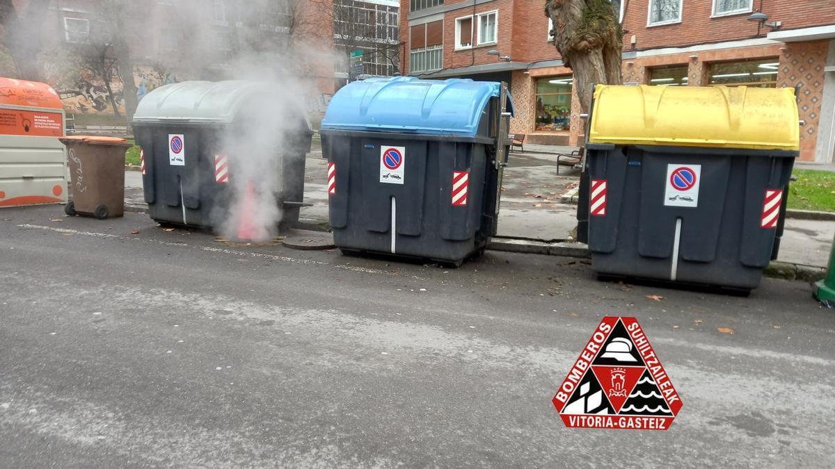 Alcantarilla echando humo ayer en una calle de Vitoria