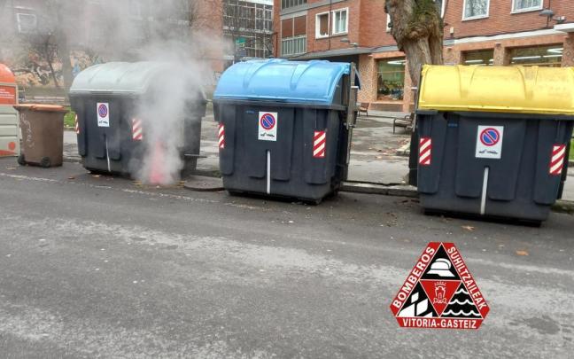 Alcantarilla echando humo ayer en una calle de Vitoria Alcantarilla echando humo ayer en una calle de Vitoria