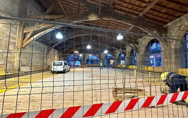 En primer lugar, se ha protegido el suelo con maderas.