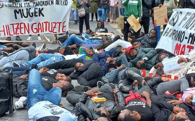 Protesta en el Arenal bilbaino el pasado fin de semana por las muerte en el asalto a Melilla